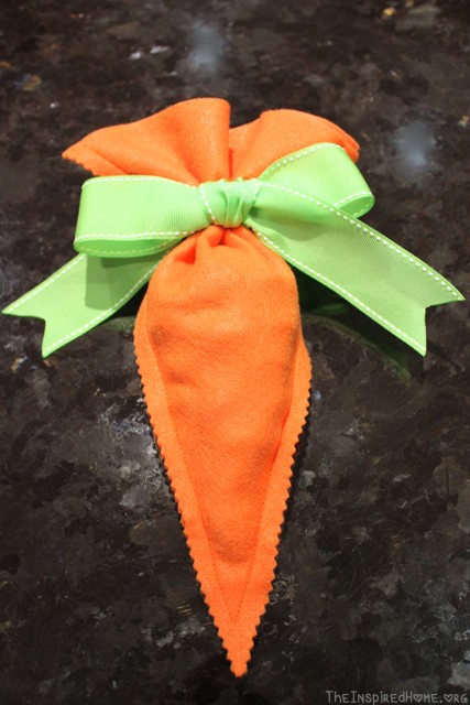 TheInspiredHome.org // Felt Carrot Goodie Bags {Tutorial} A quick and simple way to spruce up your Easter baskets! Great for candy, snack and small non-candy items.