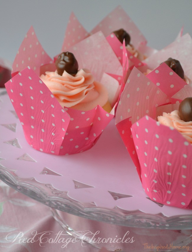 easy chocolate cherry Valentine's cupcakes