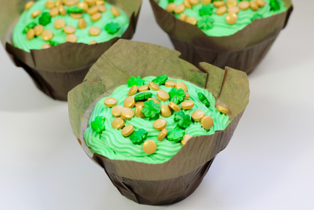 TheInspiredHome.org // St. Patrick's Day Cupcakes - a simple recipe straight from the box. Perfect to make with toddlers & older kids.