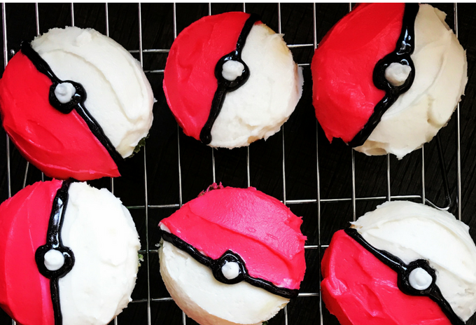 the-inspired-home-easy-peasy-pokeball-cupcakes