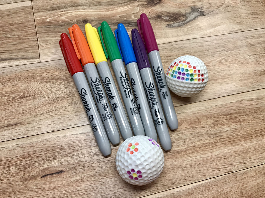 TheInspiredHome.org // It's always hard to buy for women, especially female golfers. Make this simple DIY golf gift for women featuring a beautiful "bouquet" of golf balls.