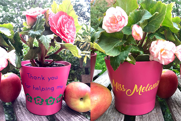 TheInspiredHome.org // If you're looking for beautiful personalized teacher gifts, why not pull out your Cricut and some vinyl to make these beautiful flower pots.