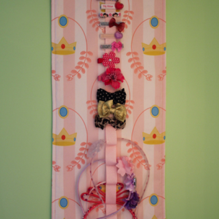 TheInspiredHome.org // You can easily sew this DIY Hairbow Holder for your little girl's room!