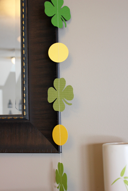 TheInspiredHome.org // DIY Paper Shamrock Garland