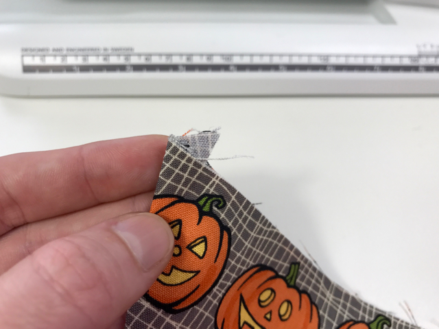 TheInspiredHome.org // Simple DIY 1-Hour Halloween Bunting