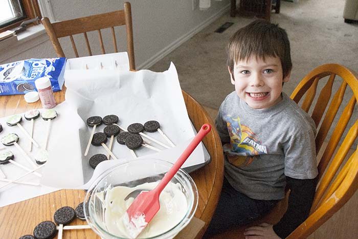 TheInspiredHome.org // Dipped Oreos. A simple kid-approved recipe that you can do together this holiday season for your classroom gift. J Splits the Oreos.