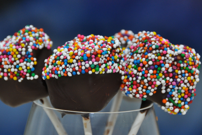 The Inspired Home // Easy Holiday Baking on a Budget Marshmallow Pops