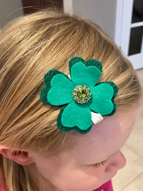 TheInspiredHome.org // DIY Simple Felt Shamrock Hair Clip for St. Patrick's Day! Includes free printable template.