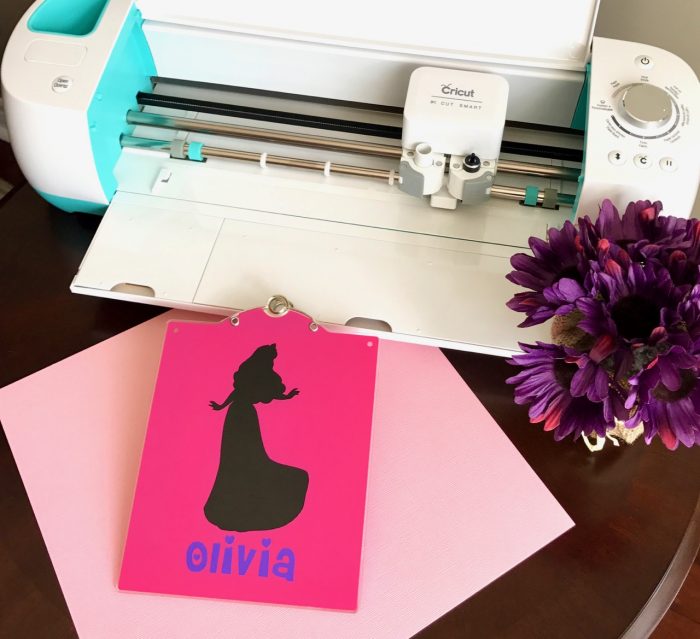 TheInspiredHome.org // Create a beautiful and customized DIY Disney autograph book and matching clipboard using your Cricut Explore Air 2 and some colourful vinyl.