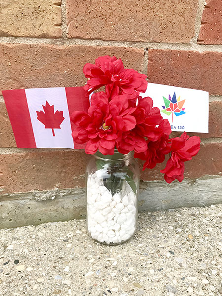 TheInspiredHome.org // Two beautiful Canada Day centerpiece crafts to spruce up your party. Using mason jars and a few dollar store items, everyone will be sure to notice!