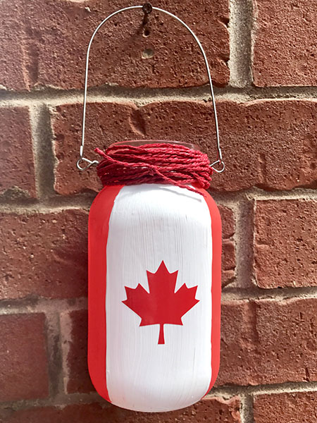 TheInspiredHome.org // Two beautiful Canada Day centerpiece crafts to spruce up your party. Using mason jars and a few dollar store items, everyone will be sure to notice!